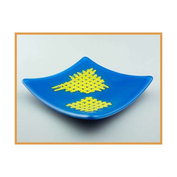 Blue dish with yellow grid