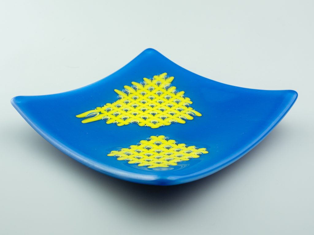 Blue dish with yellow grid containing bubbles